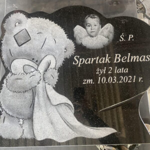 Nagrobek dziecięcy z płaczącym misiem