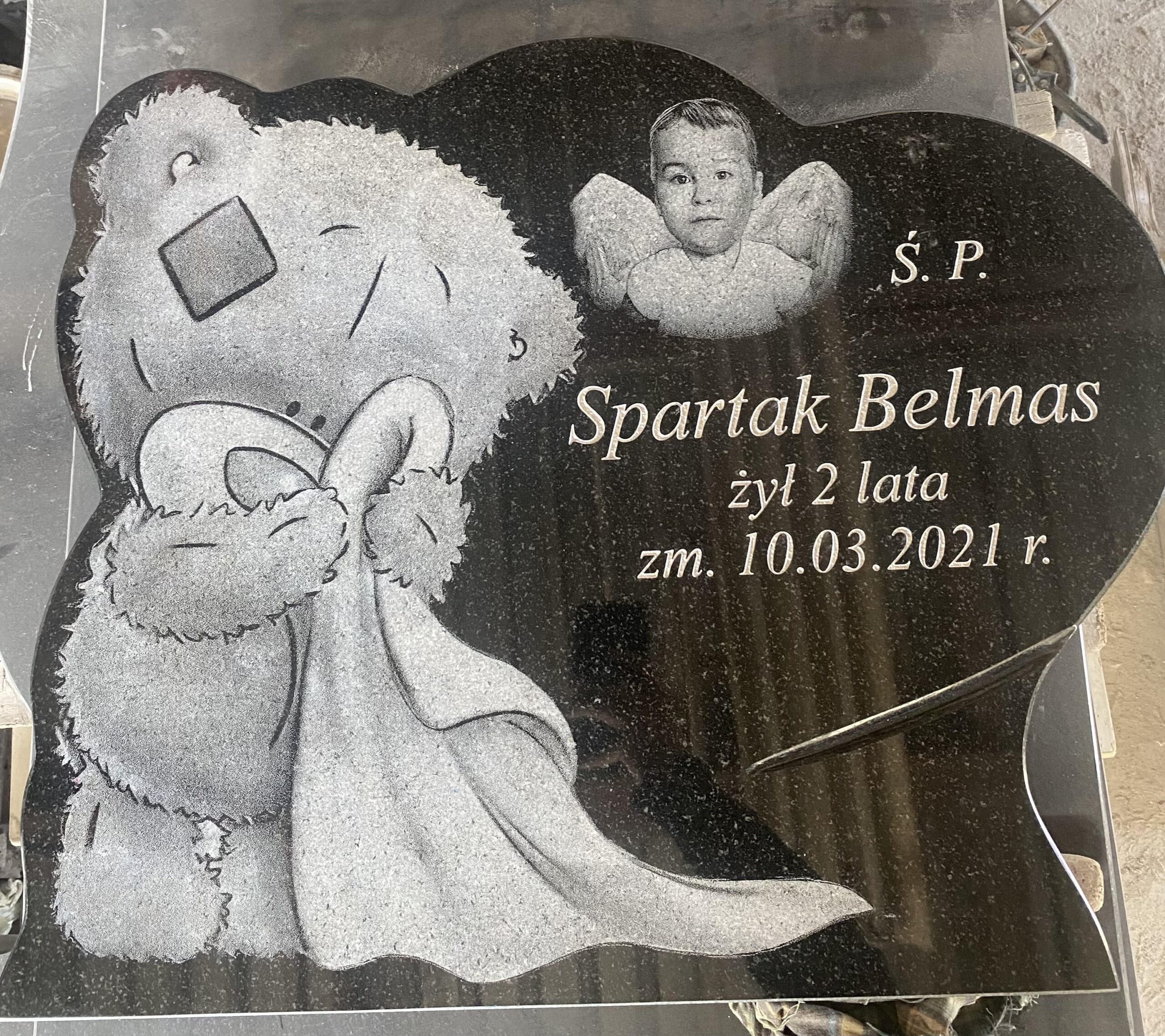 Nagrobek dziecięcy z płaczącym misiem