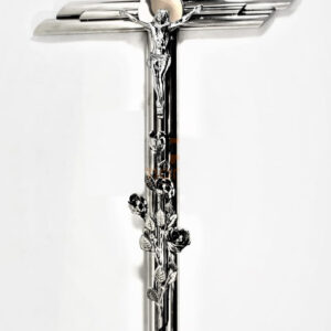 krzyż stojący z pasyjką i różami