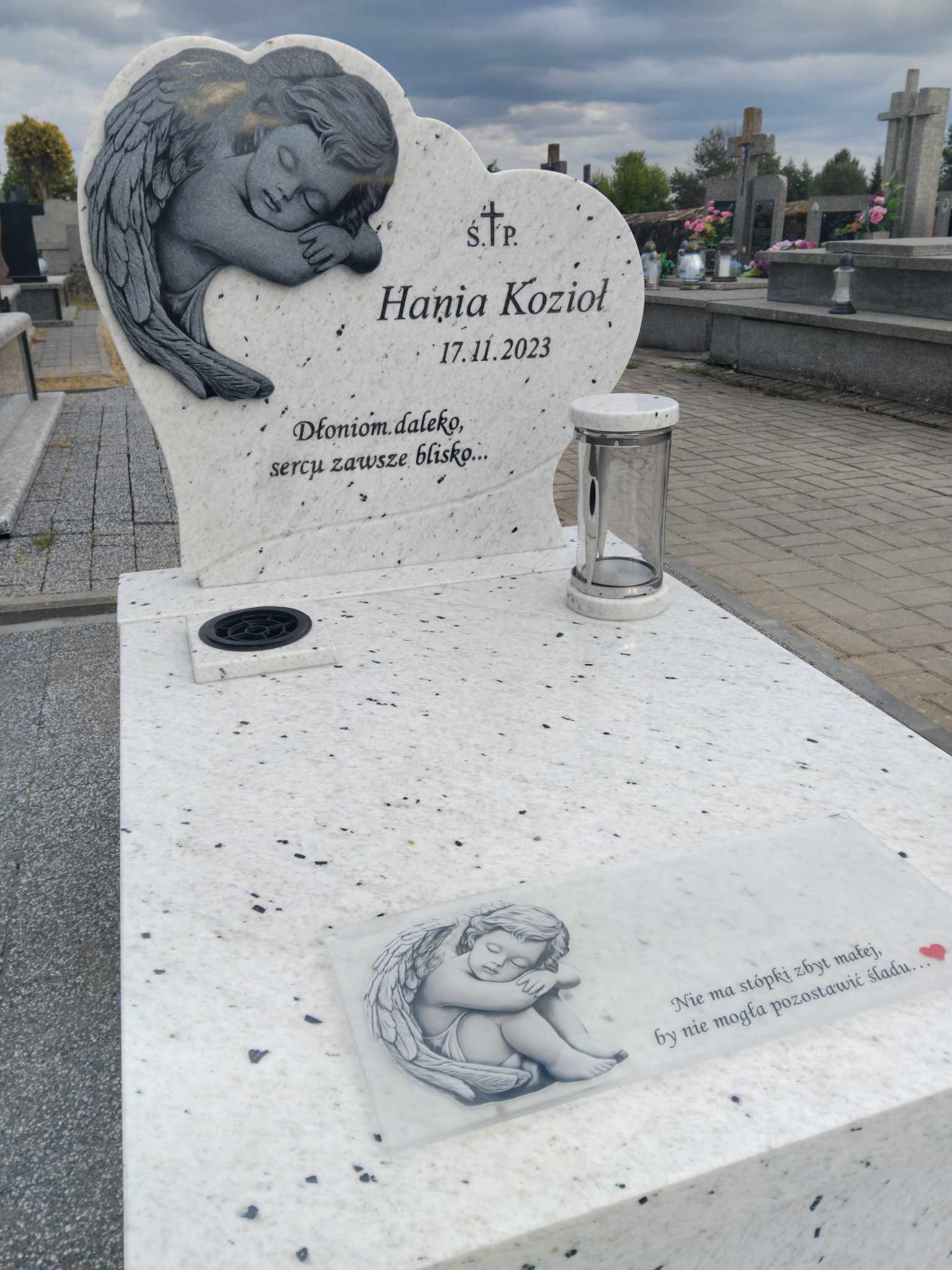 nagrobek dziecięcy biały