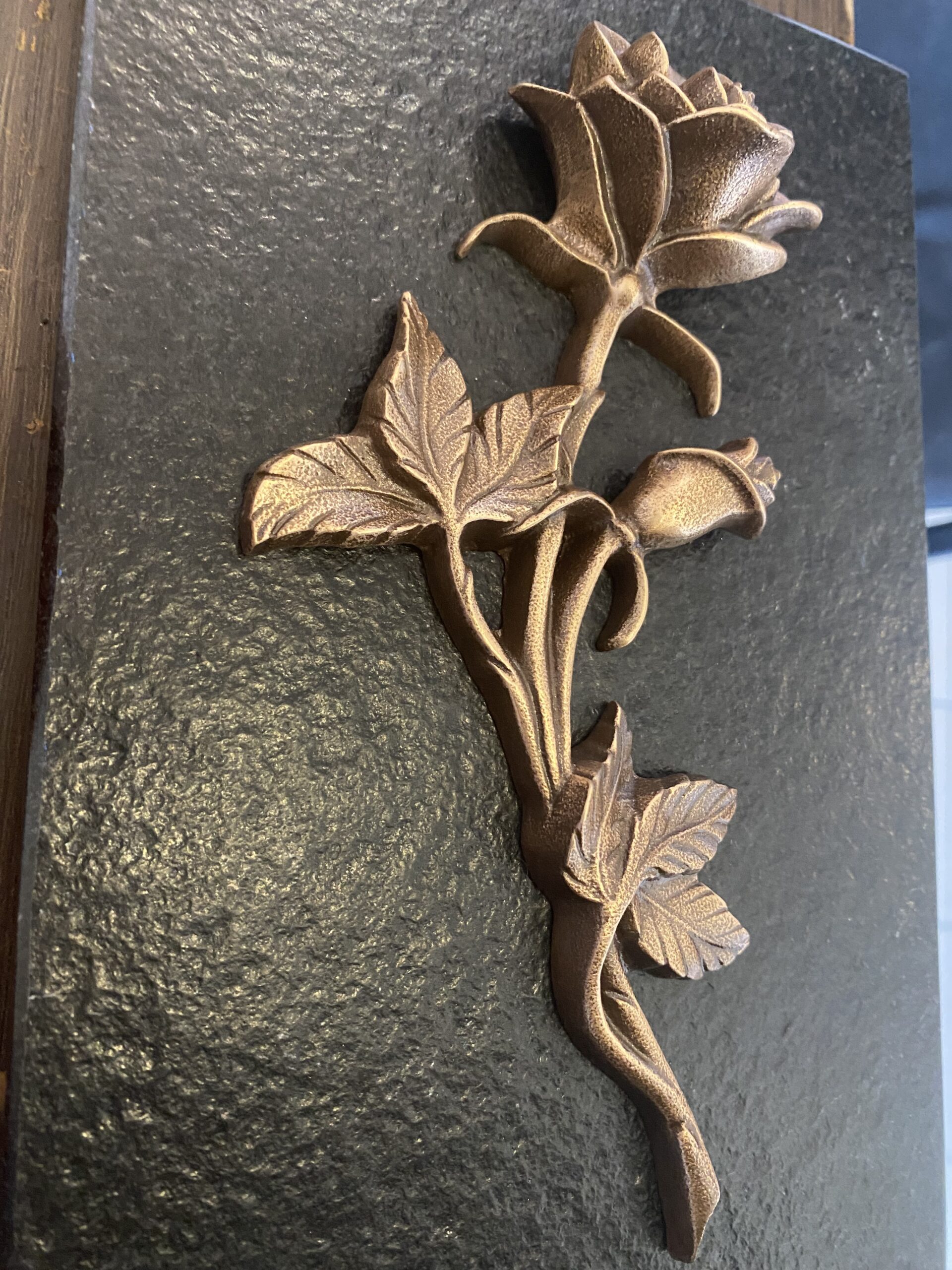 Piękna róża z brązu