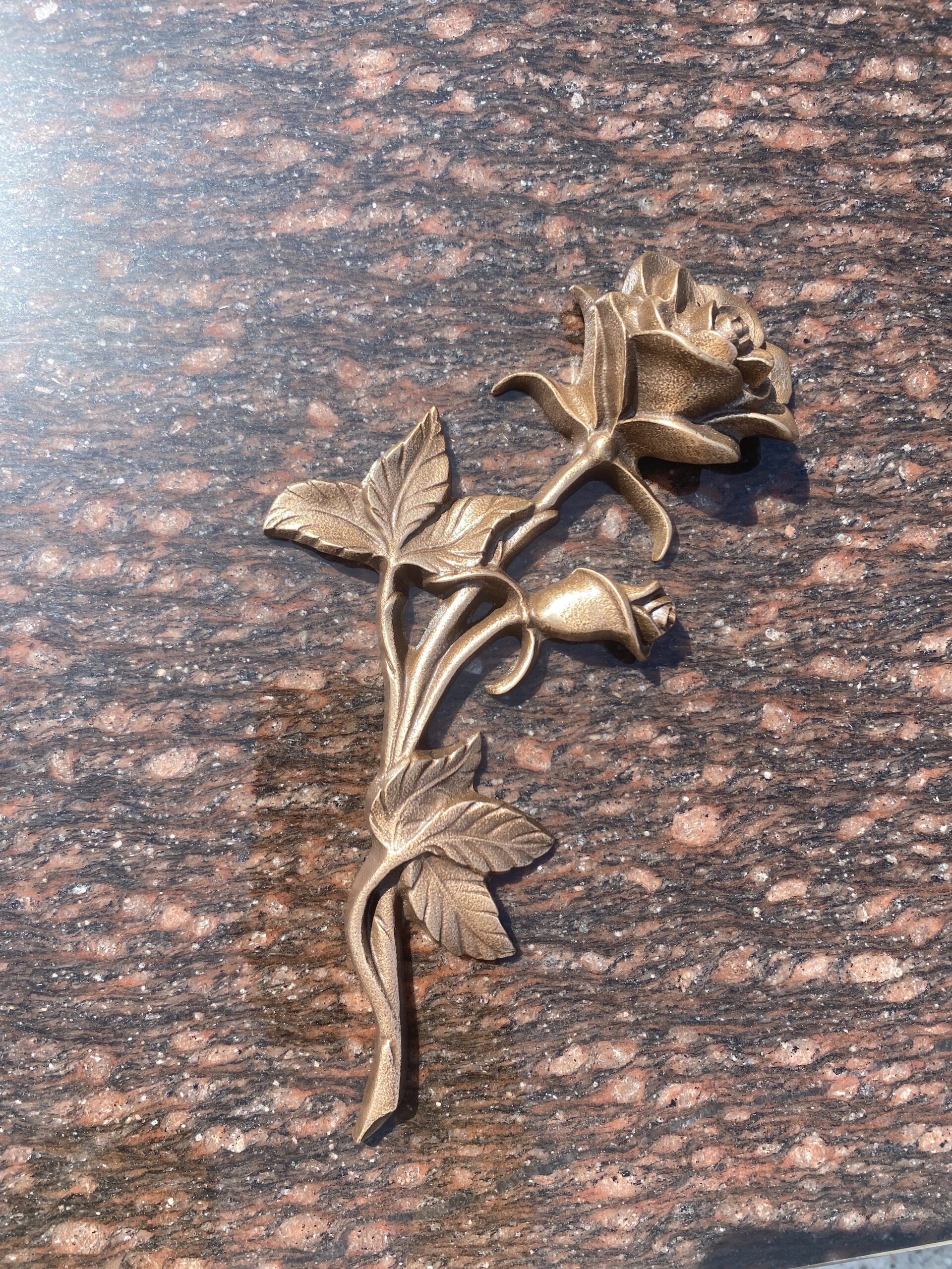 Róża z brązu a nagrobek