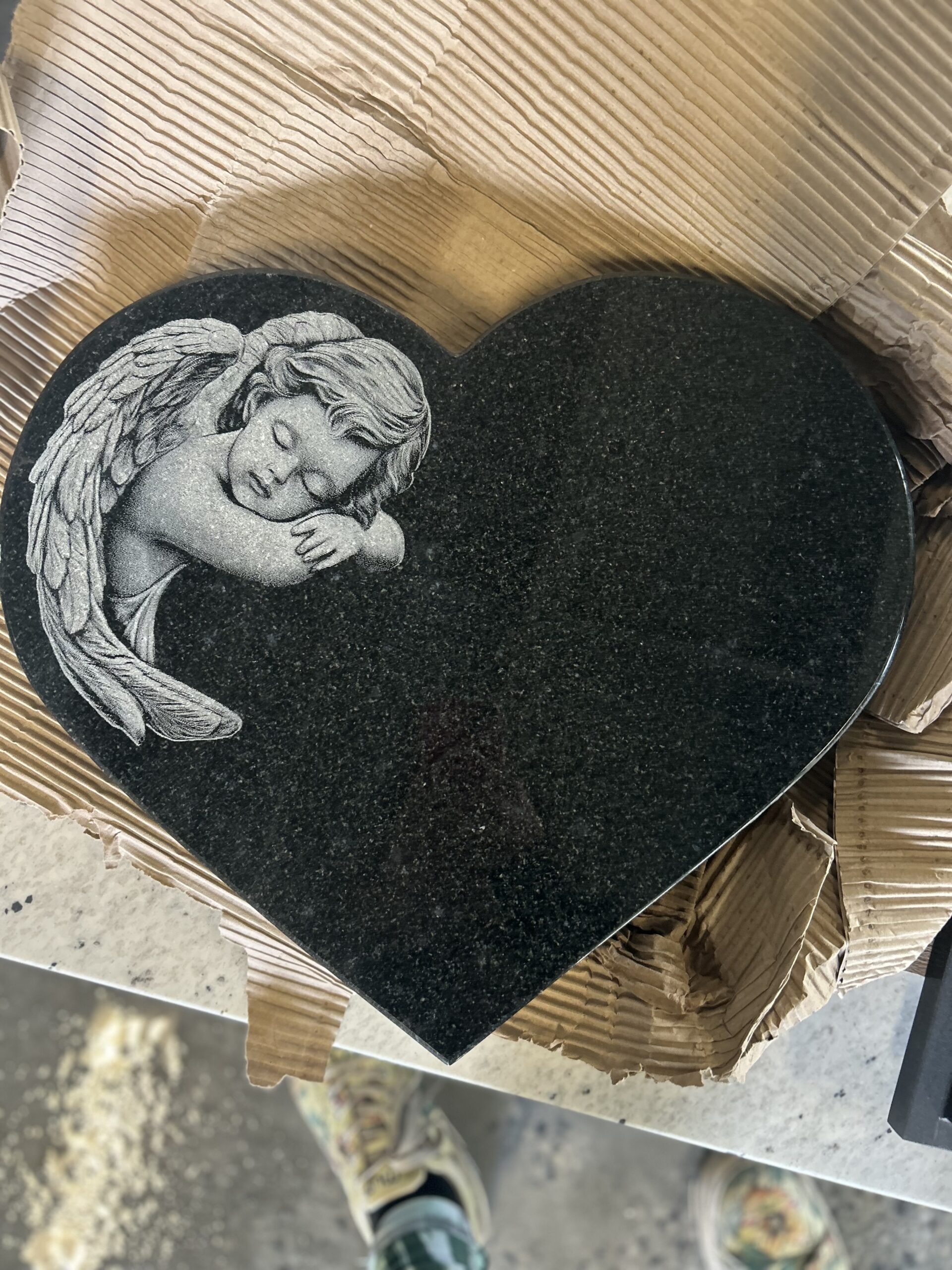 Serce granitowe na nagrobek z aniołkiem w chmurach - obrazek 3