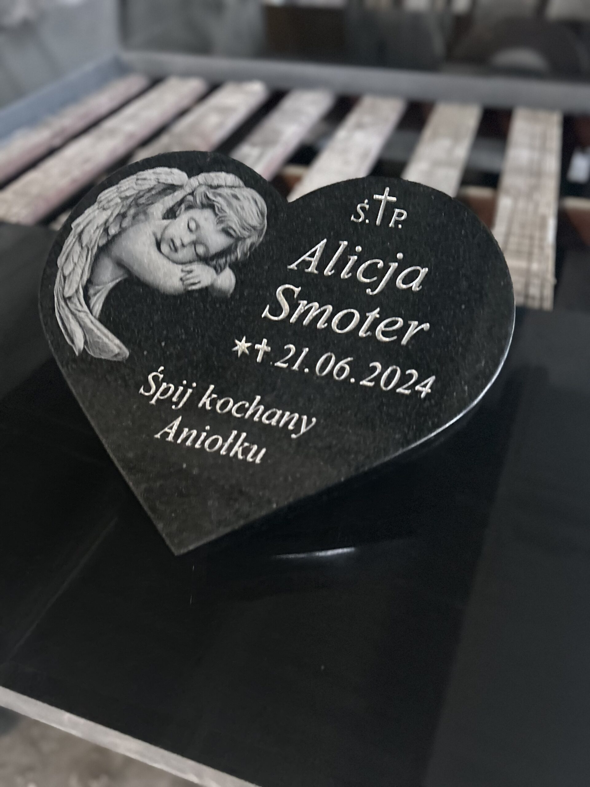 Serce granitowe na nagrobek z aniołkiem w chmurach - obrazek 2