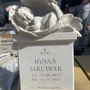 rzeźba aniołka na nagrobek dziecięcy